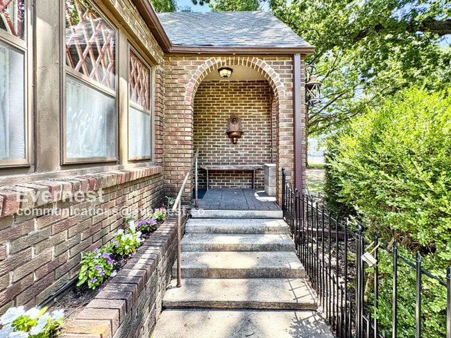 Building Photo - 1127 E 36th Pl