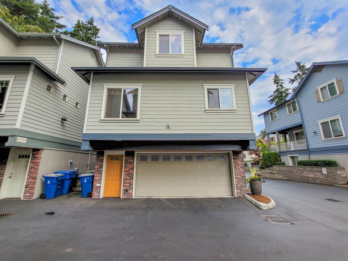 Foto principal - Freestanding Townhome - BRAND NEW CARPET