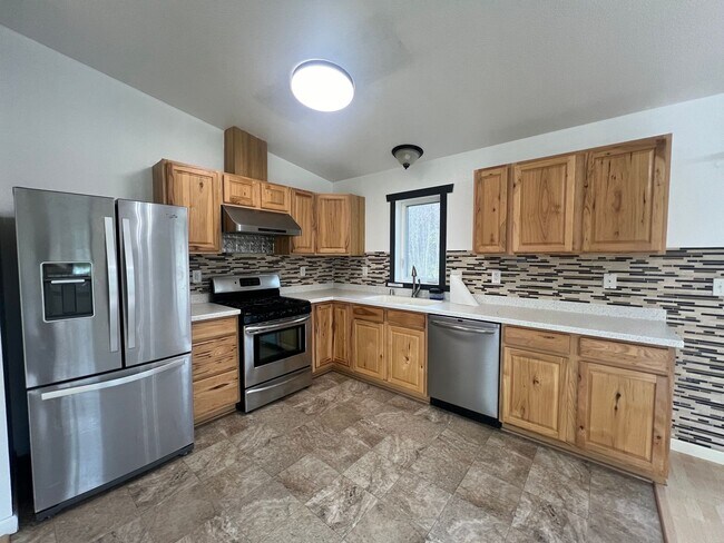Building Photo - 4 bedroom, 2 bathroom, 2 car garage home w...