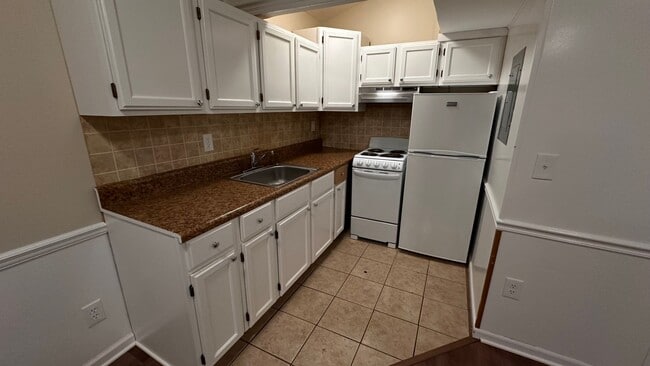 Building Photo - Nice 1 Bed 1 Bath Unit! Available Now!