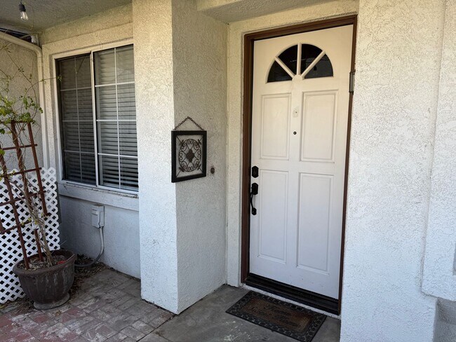 Foto del edificio - Beautiful Camarillo Townhome