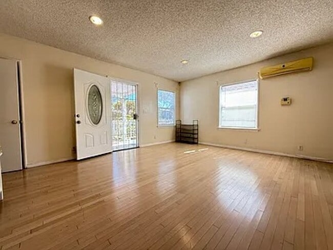 Building Photo - 316 E Floral Dr