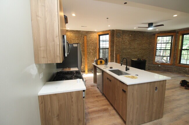 Foto del edificio - 1717 N Winchester Ave