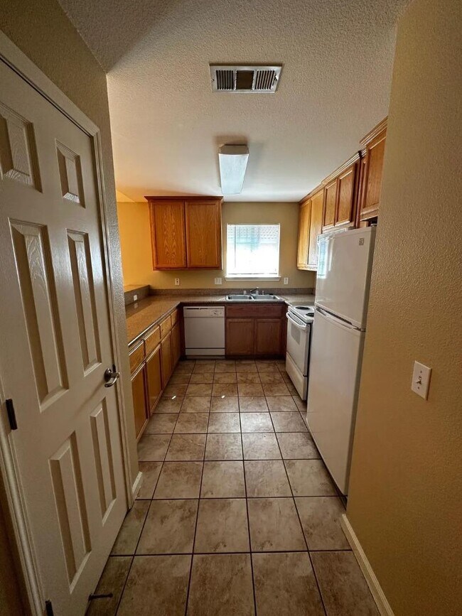 425 Acacia St 2, Tracy, CA 95376 Condo for Rent in Tracy, CA