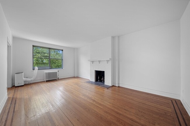 Building Photo - 100 E Palisade Ave