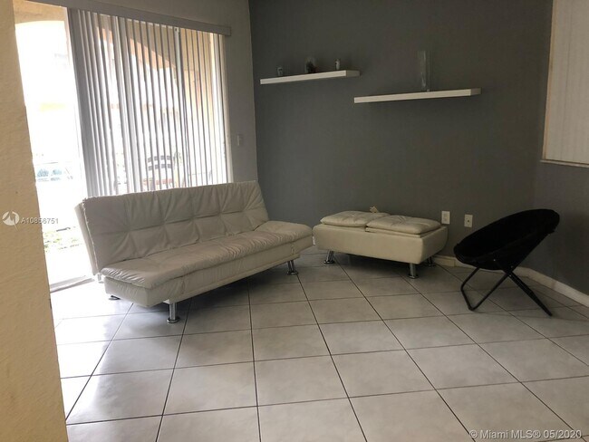 Foto del edificio - 8936 W Flagler St