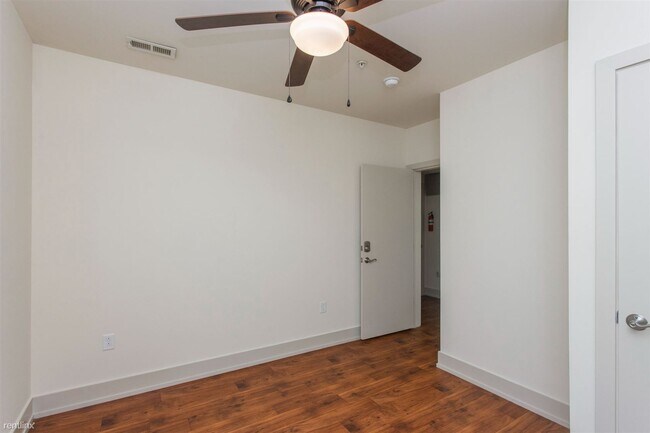 Foto del edificio - 2 br, 1 bath 4plex - 699 W BERKS ST Unit B