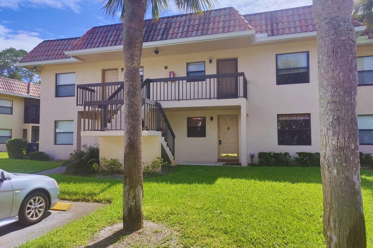 Primary Photo - 6832 Palmetto Cir N