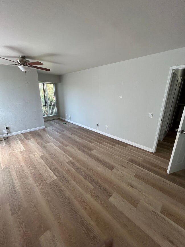 Building Photo - Remodeled Large Upstairs 2 Bedroom/1 Bath ...