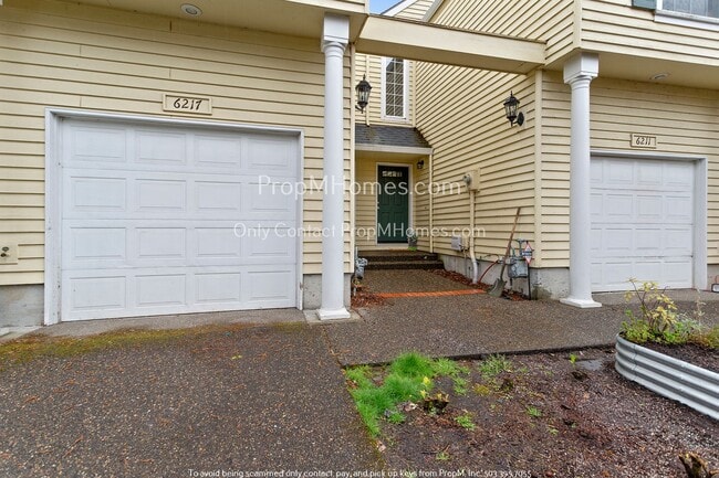 Building Photo - Light & Bright Townhome in Johns Landing!