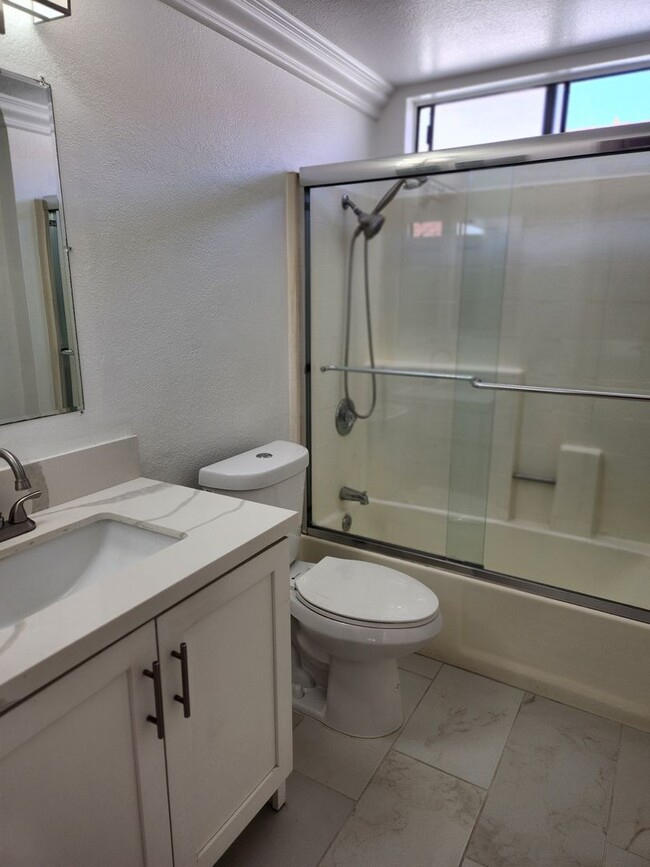 Foto del edificio - North Park 2bed 2bath, wood flooring, upst...