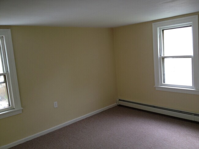 Building Photo - 106 2nd St