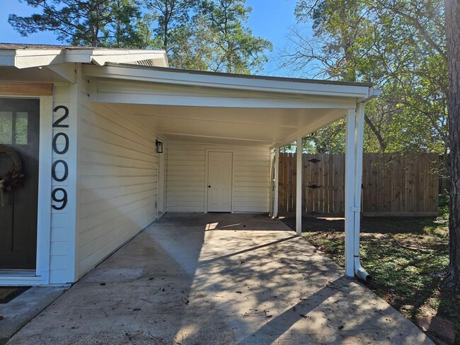 Building Photo - 2009 White Oak Dr