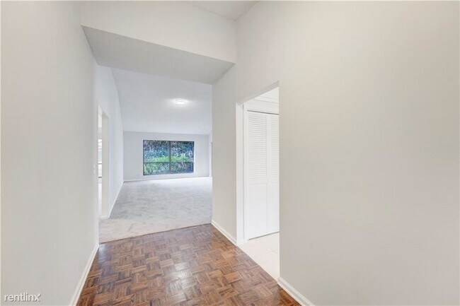 Foto del edificio - 2 br, 2 bath Townhome - 11457 Shady Oaks Ln