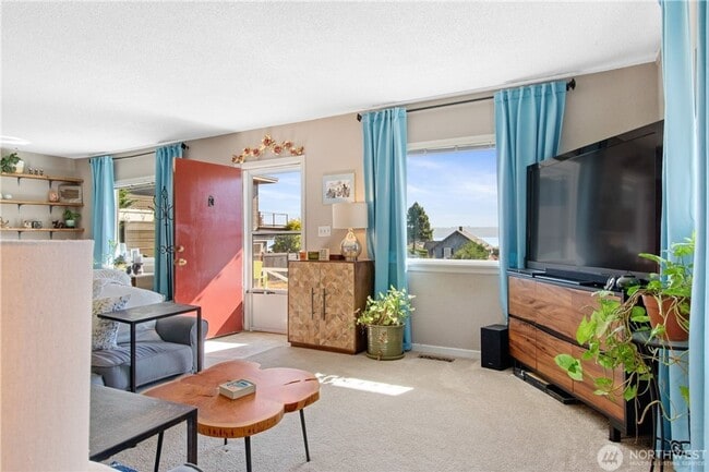 Foto del edificio - 4 bedroom home in one of Tacoma's most cov...