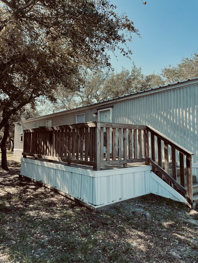 Building Photo - 1800 N Live Oak St