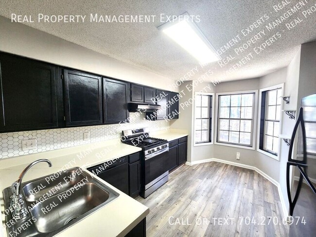 Foto del edificio - Charming 3BR/2BA Townhouse in Charlotte!