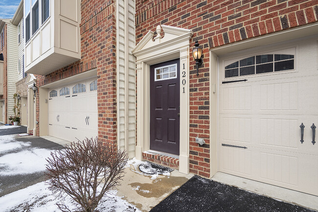 Building Photo - 1201 Pointe View Dr