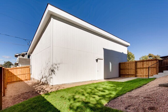 Building Photo - Modern 3 Bedroom Duplex for Rent