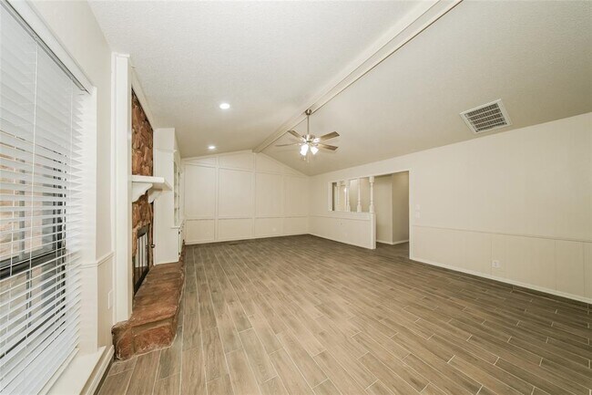 Building Photo - 9900 S Hillcrest Dr
