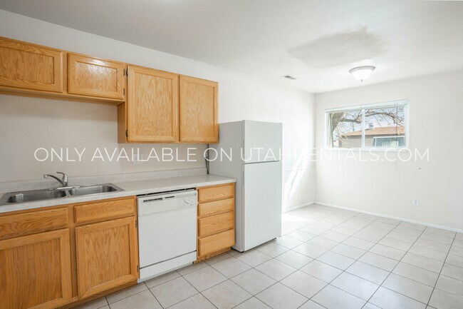 Building Photo - 8613 S 290 W