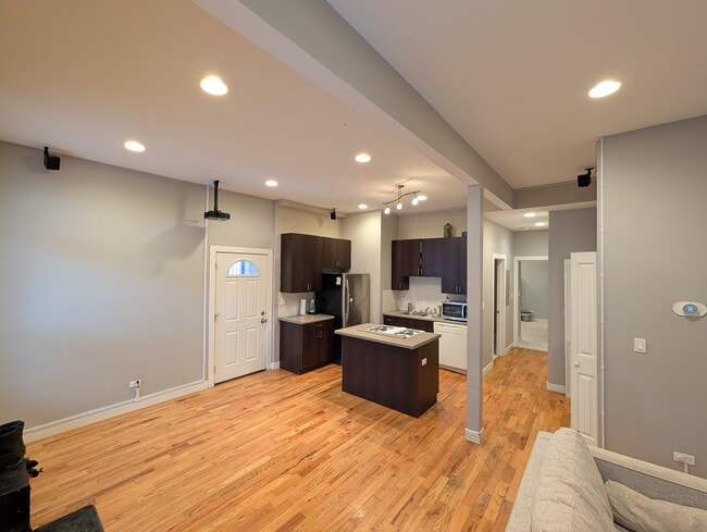 Building Photo - 1463 W Huron St