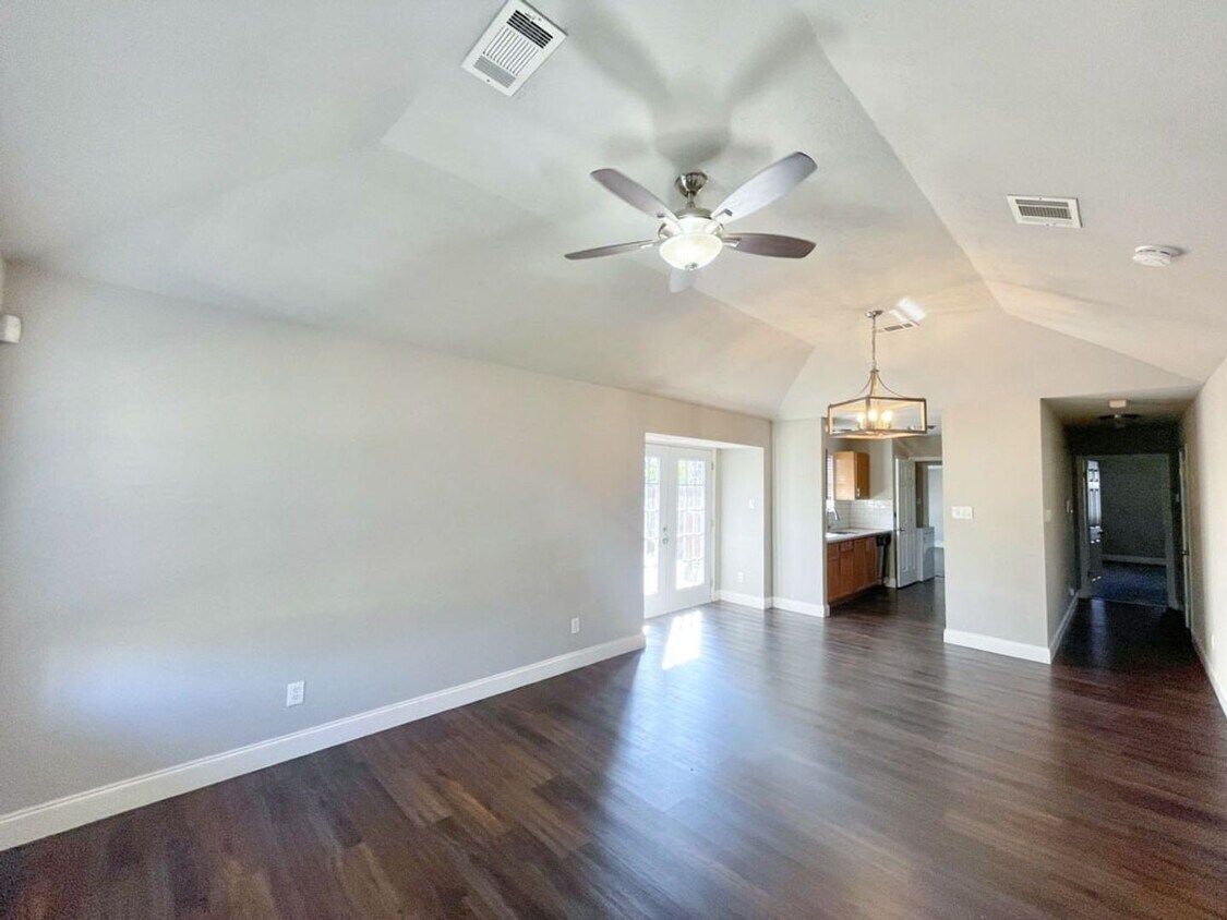 Foto principal - Charming Single-Story, 3Bed/2Bath Gem Minu...