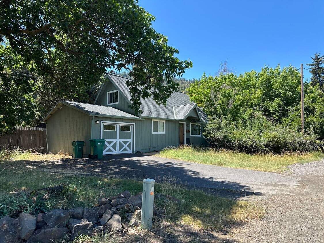 Foto principal - 879 Lakeshore Dr