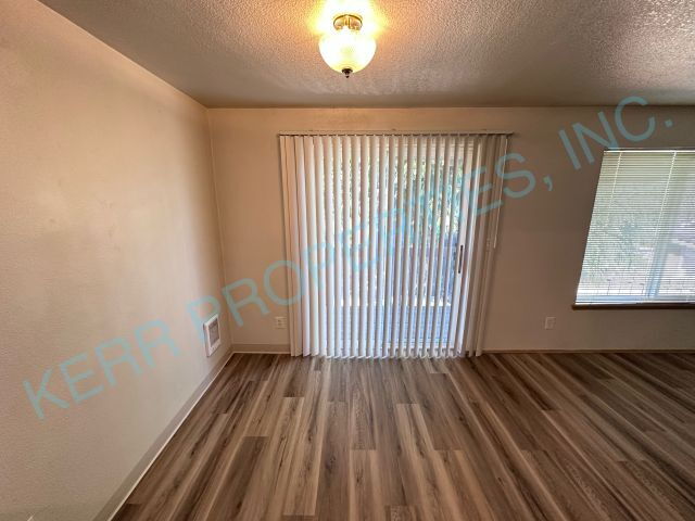 Foto del edificio - Charming 2-Bedroom Multiplex in Portland with Cozy 862 Sq Ft Layout - Perfect for Urban Living!
