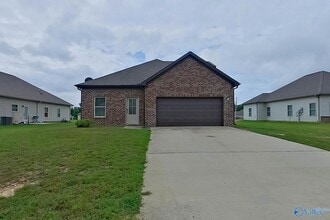 Building Photo - 520 White Oak Cir