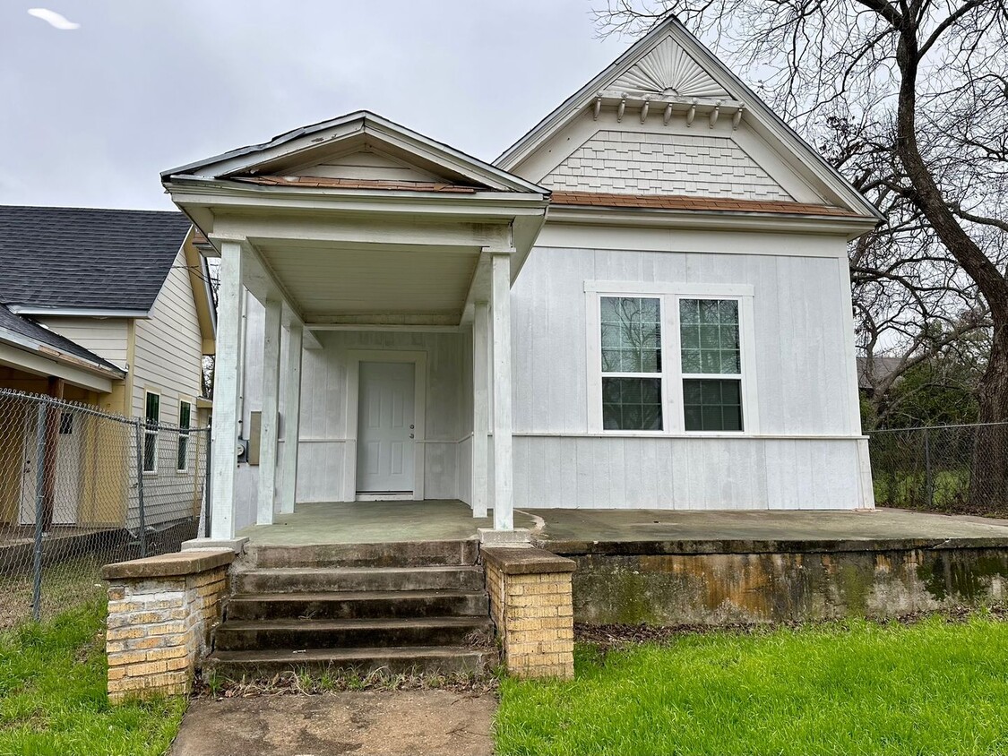 Primary Photo - Large 3 Bedroom House w/ Fenced Yard!