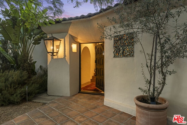Foto del edificio - 3351 N Knoll Dr