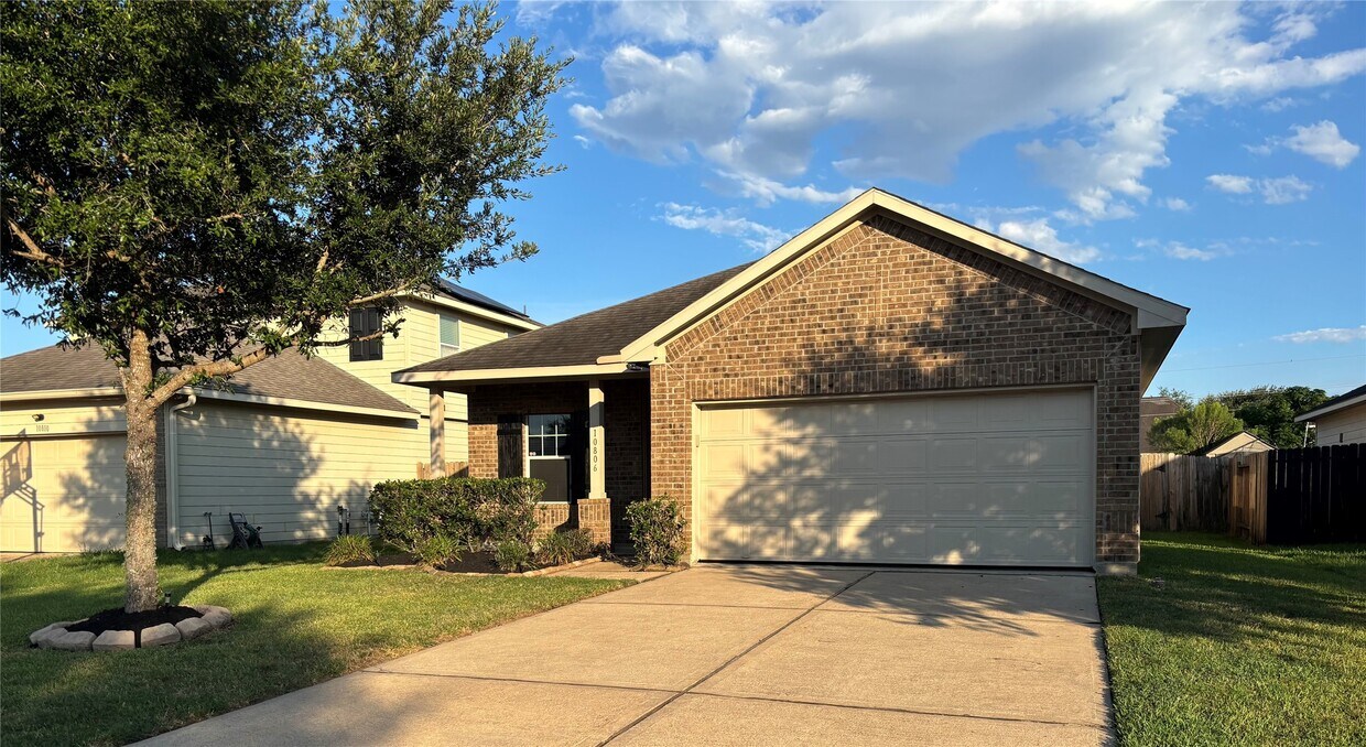 Foto principal - 10806 Woodwind Shadows Dr