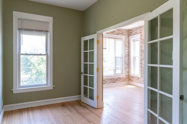Building Photo - 5618 S Prairie Ave