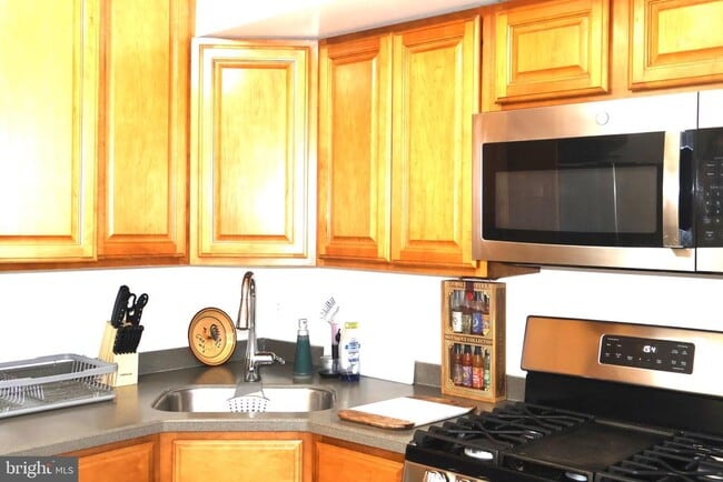 Foto del edificio - 5934 Mayflower Ct