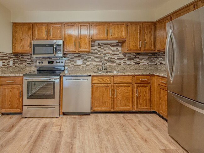 Building Photo - MAPLE PLACE CONDOMINIUM