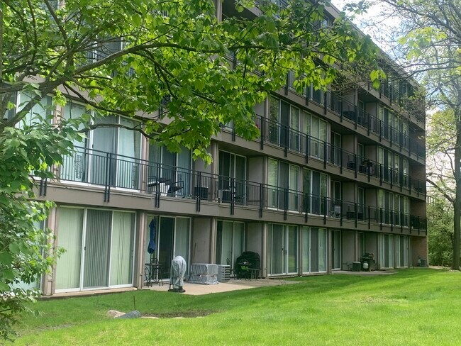 Building Photo - 5820 Oakwood Dr