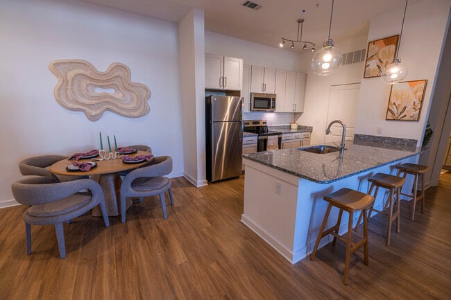 Cocina espaciosa y moderna - The Leo Loso Apartments