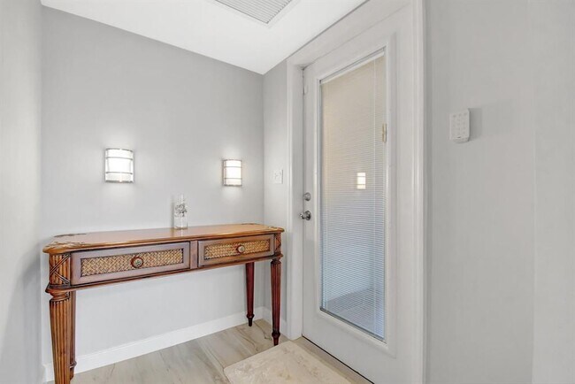Foto del edificio - 3000 NE 48th Ct