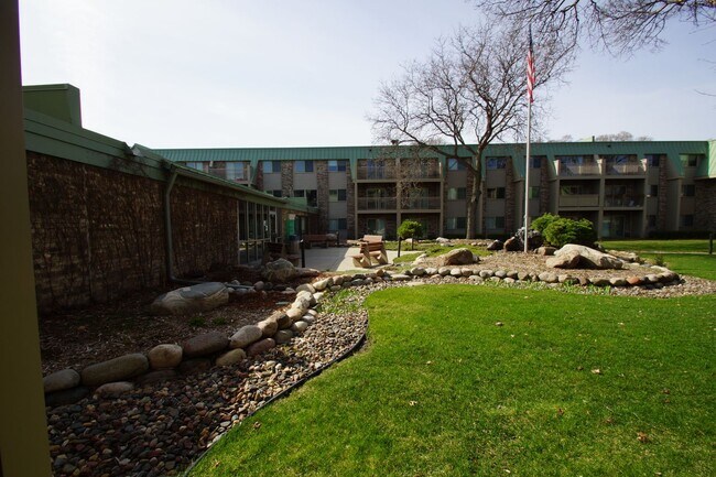 Foto del edificio - Modern First-Floor One Bedroom with In-Unit Laundry