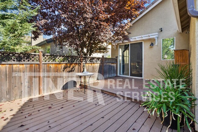 Building Photo - Charming 3 Bedroom Home