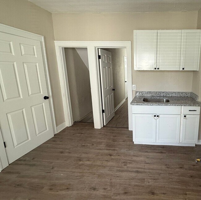 Foto del edificio - Renovated 3-Bedroom Home – We Welcome Sect...