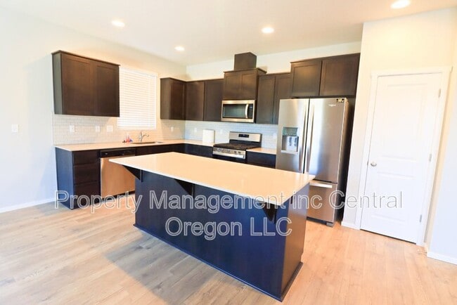 Building Photo - 61581 SE Lorenzo Dr