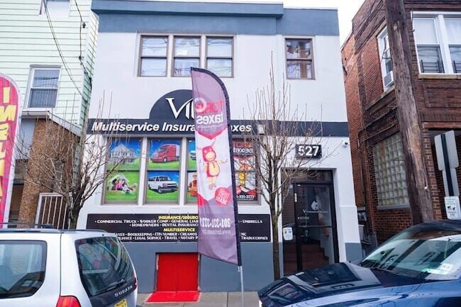 Building Photo - 527 42nd St