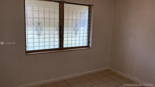 Foto del edificio - 4696 Clinton Blvd
