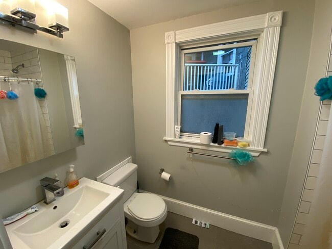 Building Photo - 82 Hillside St