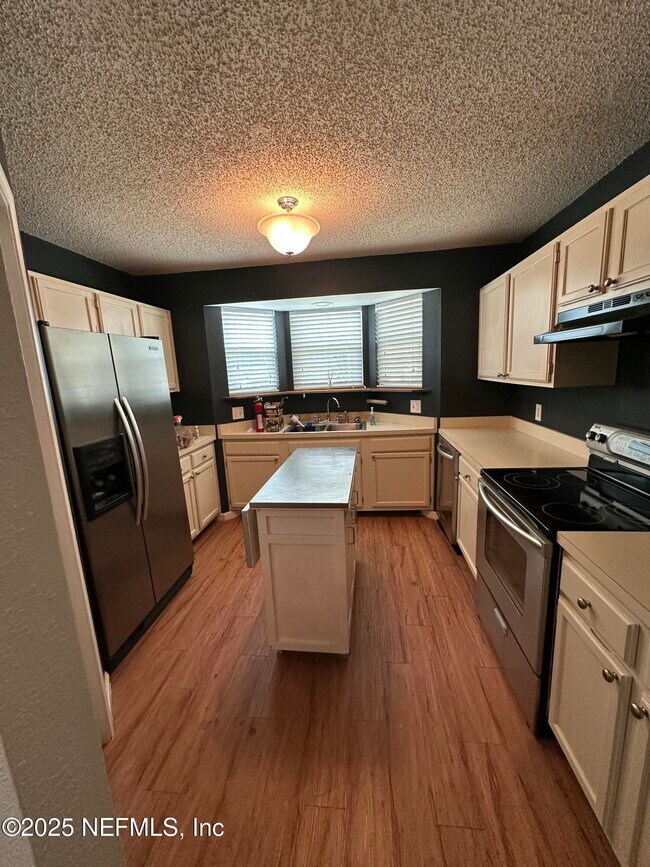 Foto del edificio - 1855 Alberta Ct N