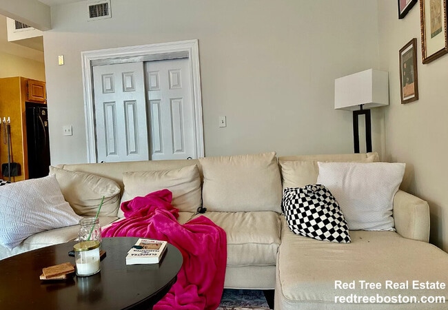 Building Photo - 1942 Beacon St