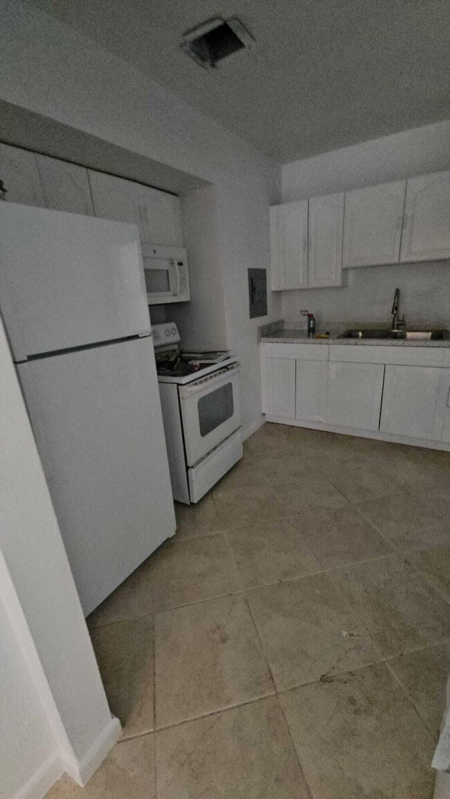 Building Photo - 210 W 60th St