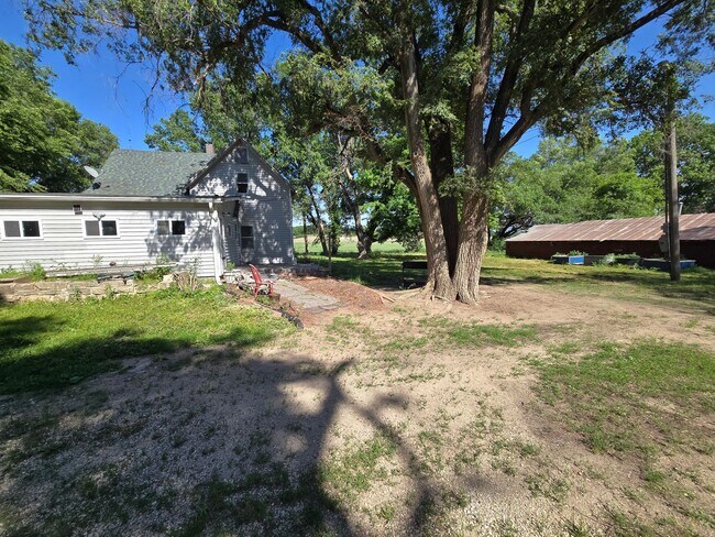 Foto del edificio - Country Farmhouse 6 miles from town, chicken coop, storage shed and run-in shed
